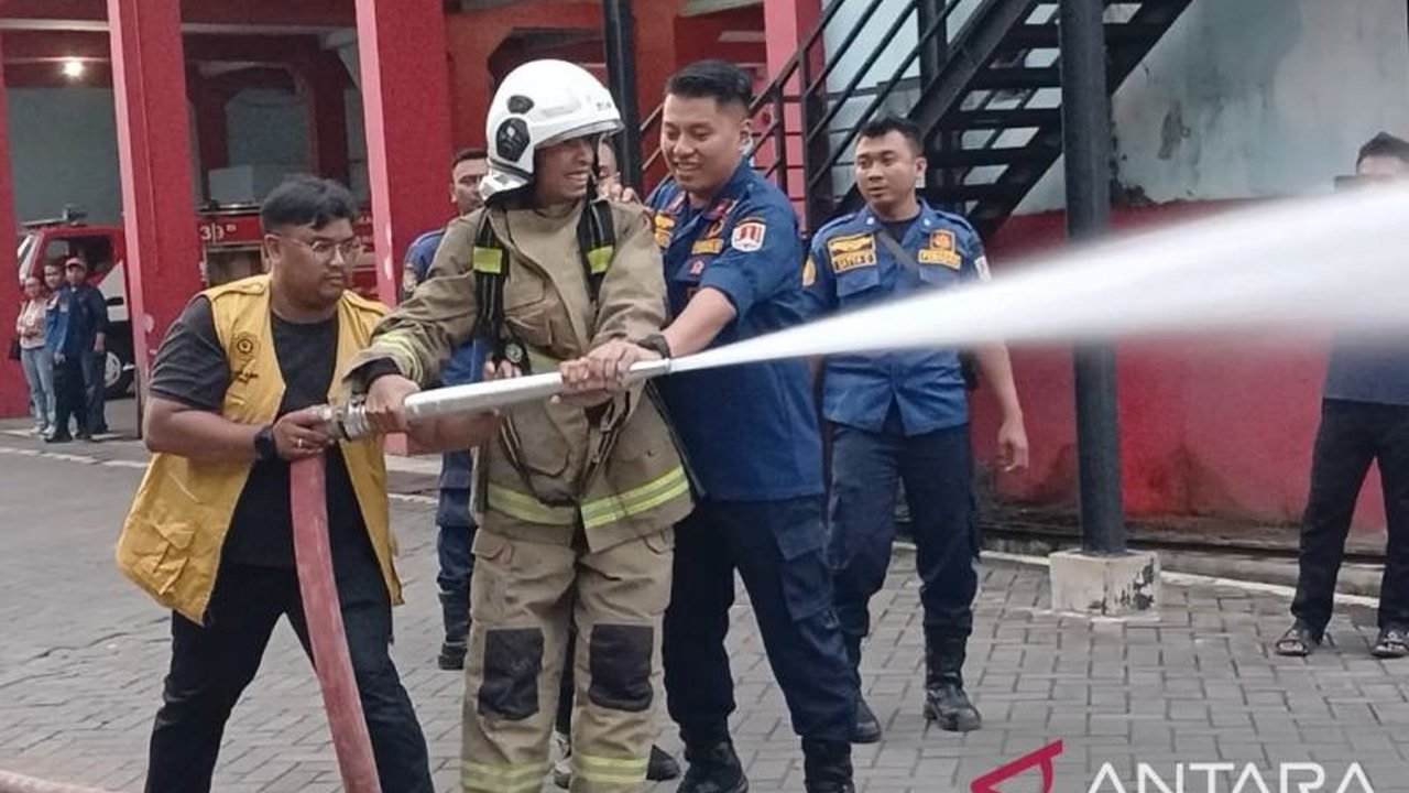 Pelaku Prank Damkar Semarang, Bonefentura Soa alias Fenan, menyampaikan permintaan maaf langsung ke Dinas Pemadam Kebakaran Kota Semarang. Ia mengakui perbuatannya karena masalah utang.
