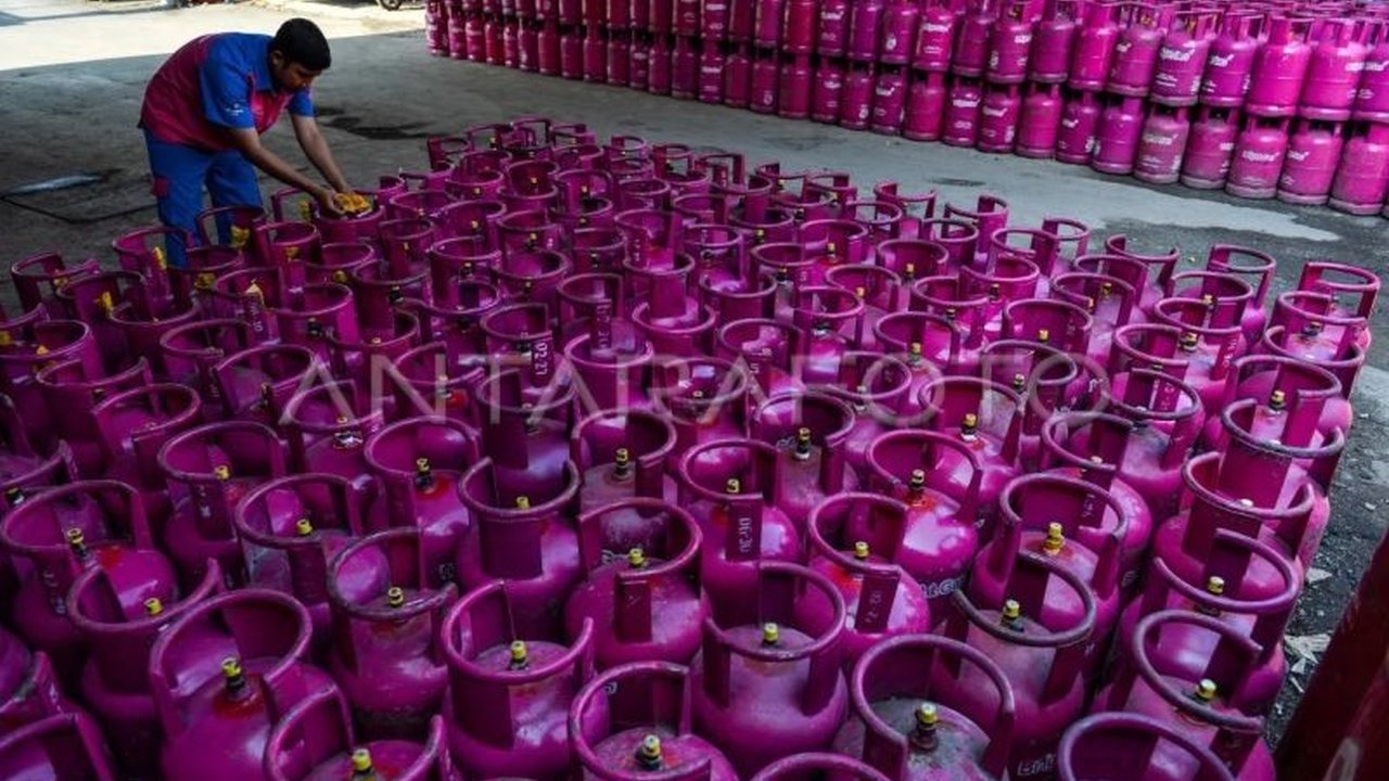 Berita ekonomi sepekan terakhir menyoroti kenaikan harga LPG 12 kg, jaminan pasokan pangan jamaah haji, rencana pembangunan jalur kereta api di Kalimantan, prediksi pertumbuhan ekonomi, dan bantahan isu uang negara, menjadi sorotan utama dalam rangkuman E