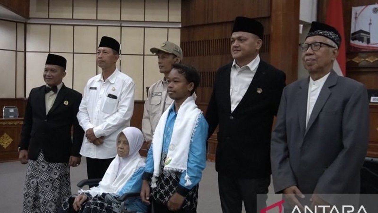 Dhani Aditya Saputra, seorang Jamaah Haji Muda Bali berusia 17 tahun, mengungkapkan kekagetannya saat mengetahui dirinya didaftarkan haji sejak SD untuk menggantikan ayahnya, memicu persiapan mental dan fisik intensif.