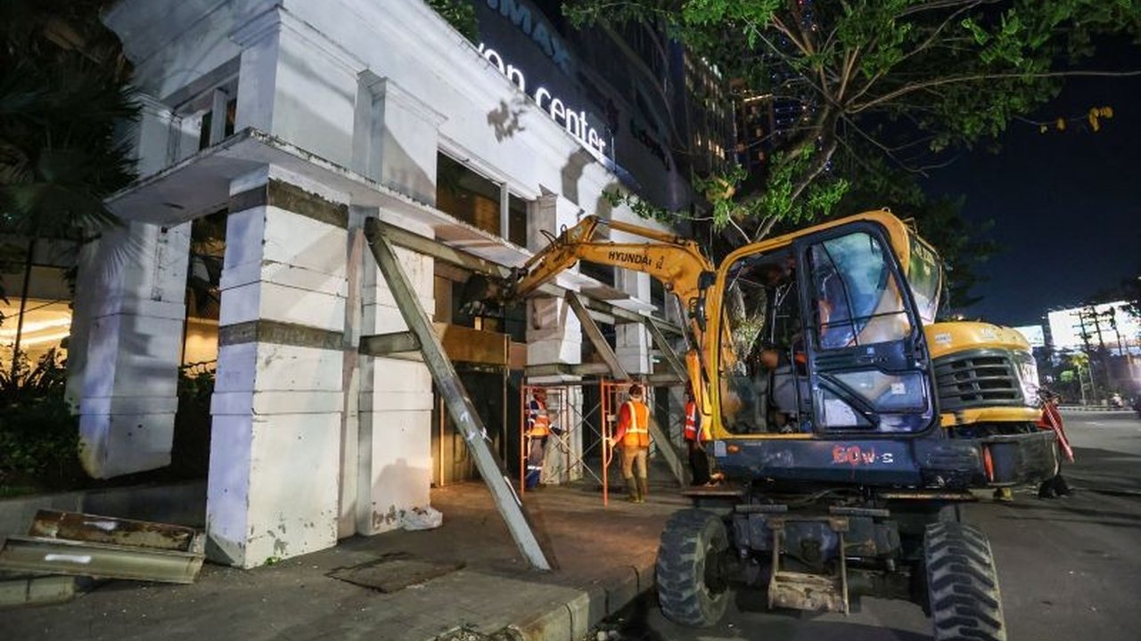 Pembongkaran fasad eks Toko Nam di Jalan Embong Malang, Surabaya, memicu perdebatan tentang bagaimana kota merawat sejarah. Pembongkaran Fasad Toko Nam Surabaya ini bukan sekadar teknis, melainkan peristiwa simbolik yang penting.