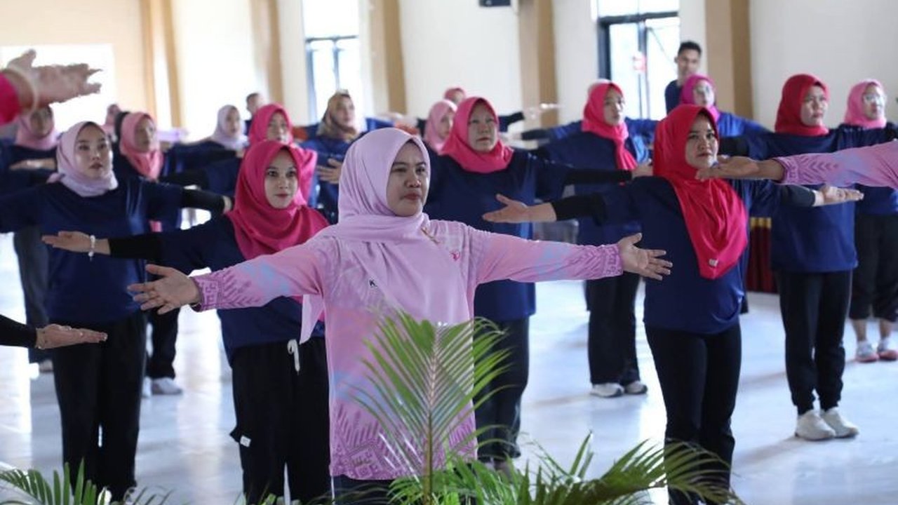 Pemerintah Kabupaten Lombok Tengah serius meningkatkan Pola Hidup Sehat Lansia melalui pelatihan instruktur senam kebugaran, demi mewujudkan masyarakat yang lebih sejahtera dan berkualitas.