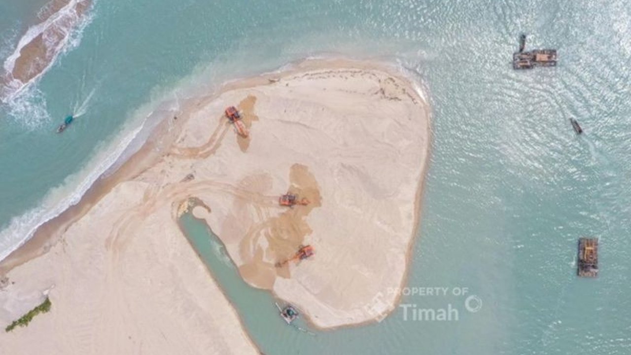 PT Timah Tbk bersama mitra usaha melakukan pengerukan Alur Muara Air Kantung di Bangka, mempermudah akses nelayan dan mendukung aktivitas pertambangan legal. Simak selengkapnya!