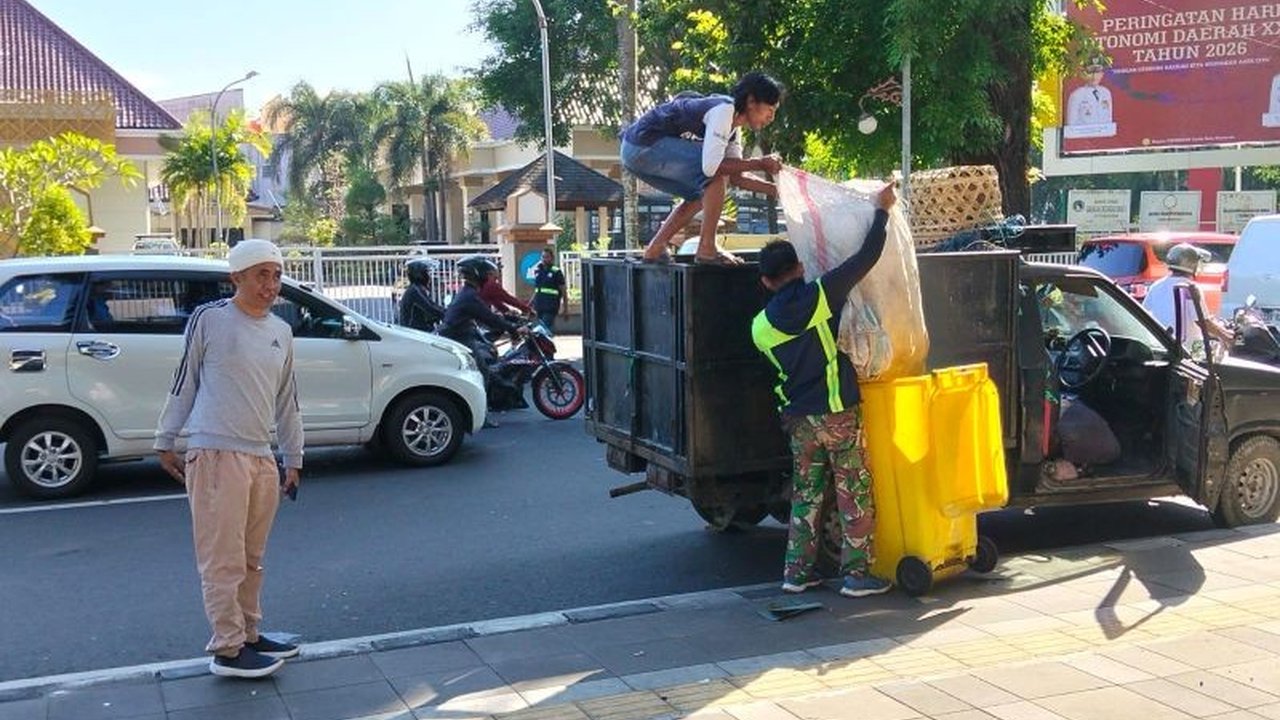 Dinas Lingkungan Hidup (DLH) Kota Mataram mencatat volume sampah pengantar jamaah calon haji Mataram di Asrama Haji Embarkasi Lombok mencapai satu ton per hari, memicu penanganan ekstra dari petugas kebersihan.