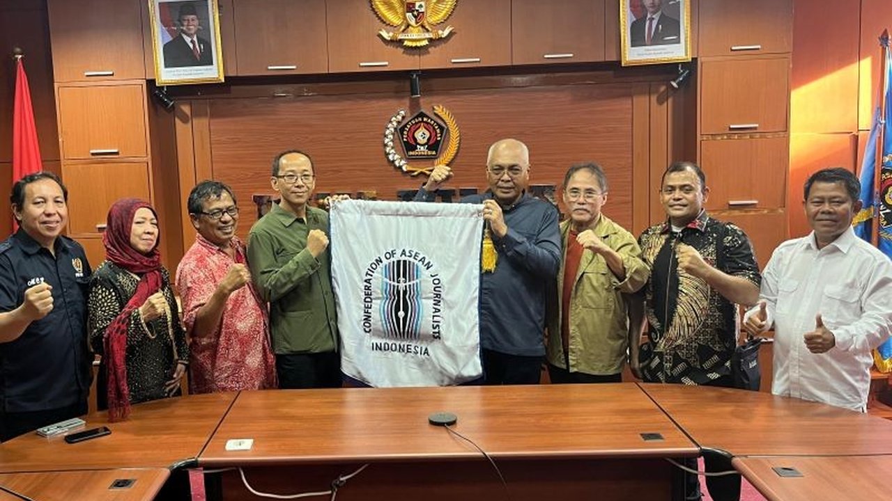 Ketua Umum PWI Pusat Akhmad Munir memimpin delegasi Indonesia ke General Assembly CAJ di Kuala Lumpur, menegaskan komitmen PWI Pimpin Delegasi CAJ untuk profesionalisme pers regional.