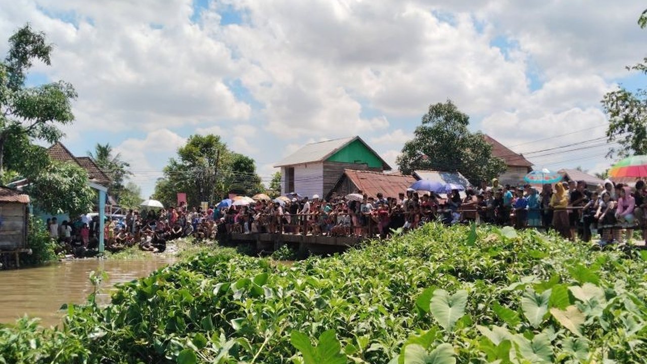 Tim SAR Palembang bergerak cepat mencari seorang anak perempuan berusia 11 tahun yang dilaporkan tenggelam di perairan Mataram, Kertapati. Simak detail upaya pencarian anak tenggelam ini yang menghadapi tantangan arus deras.