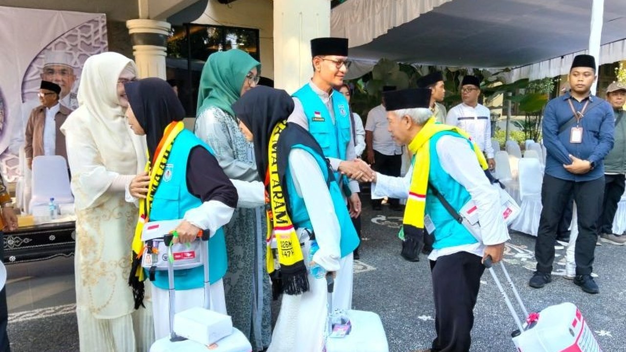 Wali Kota Mataram Mohan Roliskana secara resmi melepas 393 calon haji Kloter 5 Embarkasi Lombok, menekankan pentingnya niat tulus, kesabaran, dan semangat tolong-menolong selama ibadah haji. Pelepasan Calon Haji Mataram ini menjadi momen haru bagi para ja