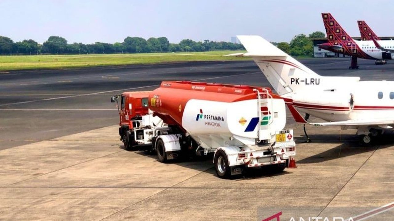 Pemerintah resmi menanggung Pajak Pertambahan Nilai (PPN) tiket pesawat ekonomi domestik selama 60 hari melalui PMK 24/2026, bertujuan menjaga keterjangkauan harga dan keberlangsungan industri penerbangan nasional.