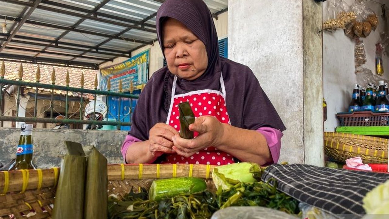 Kisah inspiratif Machmudah dan Istoifah, dua pedagang rujak ulek di Cirebon yang gigih menabung selama puluhan tahun, kini mewujudkan impian mereka untuk naik haji ke Tanah Suci.