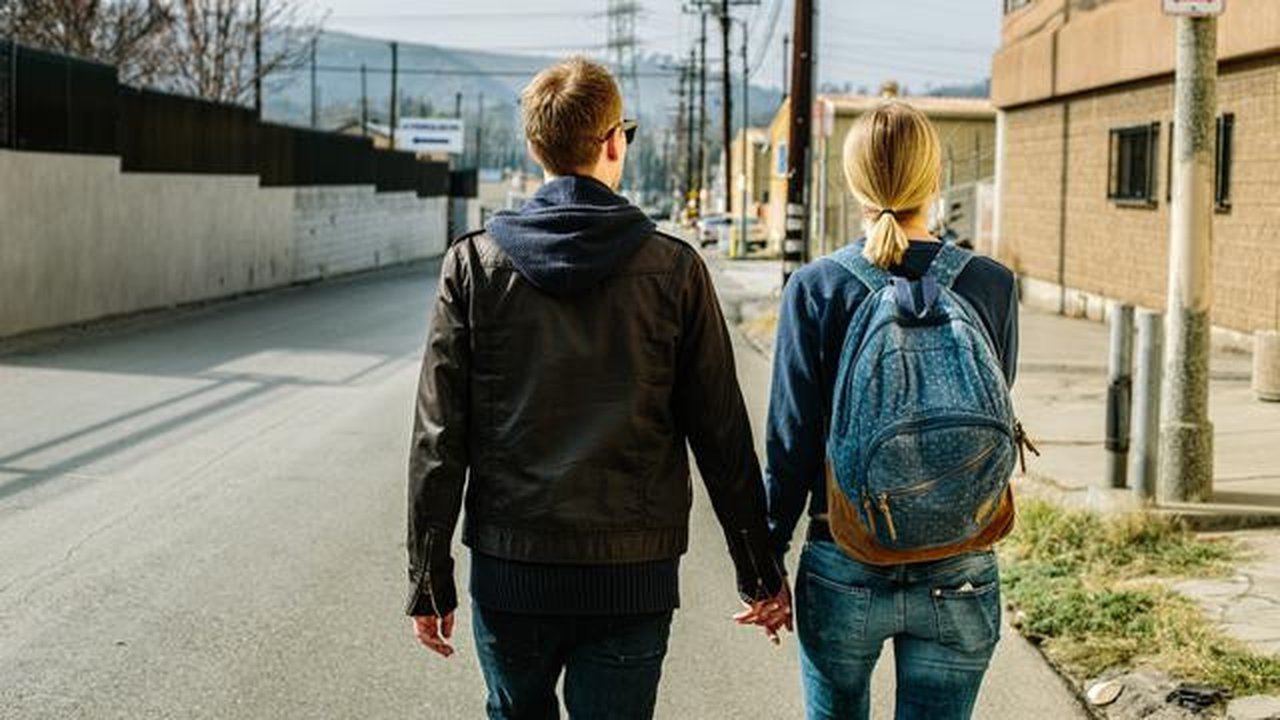 Ilustrasi pasangan cinta, romantis, pacaran, kencan. (Photo by Vladimir Kudinov on Unsplash)