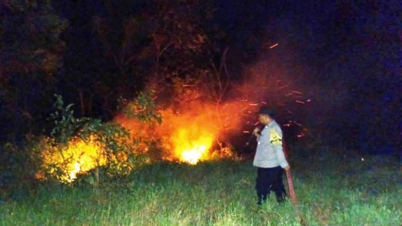 BMKG Stasiun Balikpapan mendeteksi 151 titik panas di Kalimantan Timur, menandakan potensi Karhutla Kaltim yang tinggi. Warga diimbau waspada dan tidak melakukan pembakaran sembarangan.