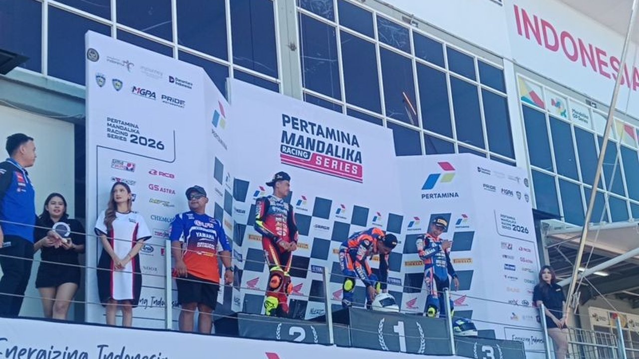 Pembalap DKI Jakarta, Fahmi Basam, mendominasi putaran pertama Mandalika Racing Series 2026 dengan dua kemenangan. Simak detail persaingan ketat dan hadirnya kelas baru yang menjanjikan bibit muda di ajang balap nasional ini!