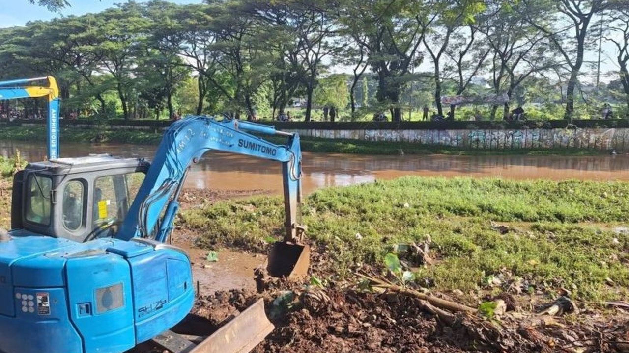 SDA Jakarta Selatan Gencarkan Pengerukan 10 Titik Rawan Harian untuk Antisipasi Banjir Jakarta Selatan