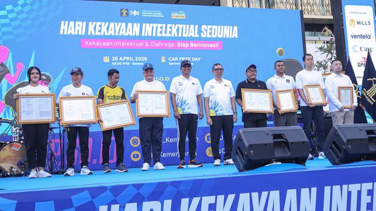 Kemenpora RI dan sejumlah pihak mendapatkan sertifikasi hak kekayaan intelektual dari Direktorat Jenderal Kekayaan Intelektual Kementerian Hukum dalam Hari KI Sedunia 2026 di Jakarta. (Bola.c
