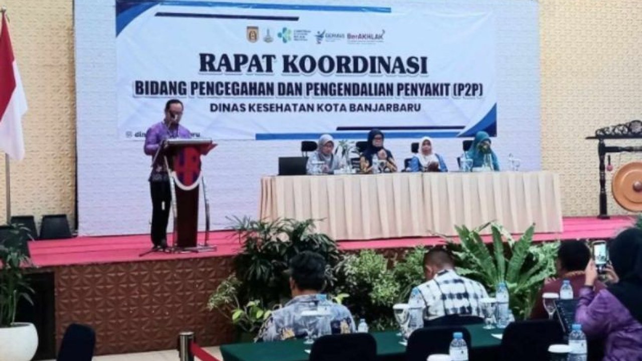 Dinkes Banjarbaru Kolaborasi lintas sektor untuk menekan kasus TBC dan mencegah KLB penyakit menular. Sinergi ini kunci tingkatkan derajat kesehatan masyarakat.