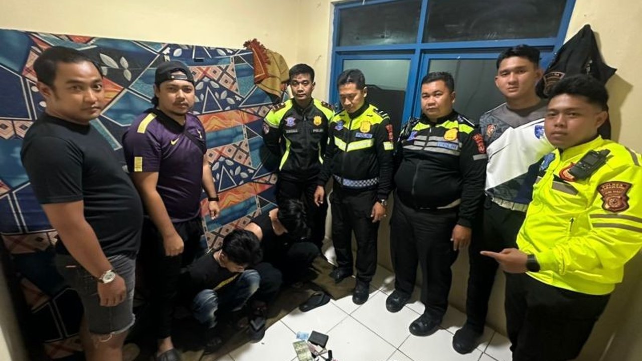 Awalnya menertibkan pengendara tak pakai helm, Satlantas Polres Karawang justru meringkus seorang pengedar sabu Karawang dengan puluhan paket barang bukti. Simak detail penangkapan yang tak terduga ini.