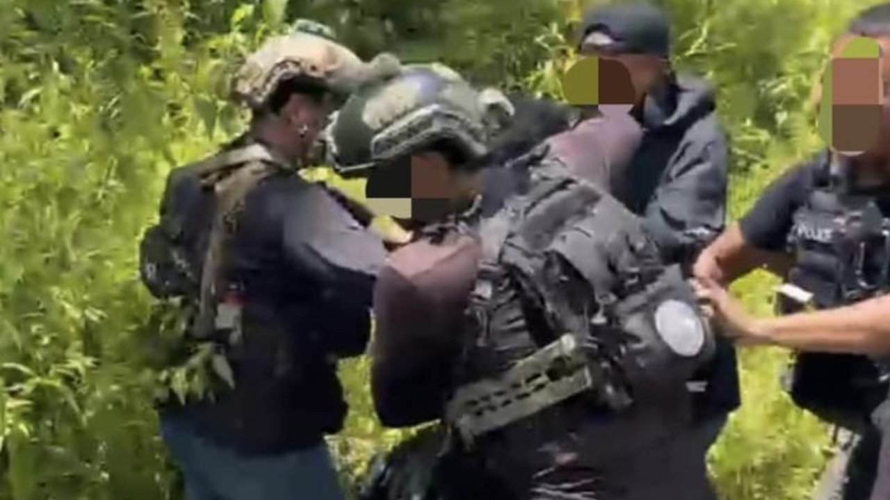 Satgas Operasi Damai Cartenz 2026 berhasil melakukan penangkapan KKB Timika, melumpuhkan seorang anggota DPO yang terlibat kasus penembakan warga sipil, menegaskan komitmen penegakan hukum.