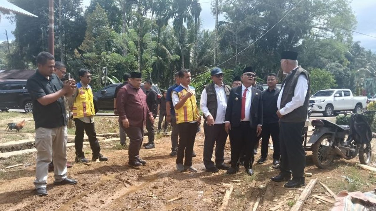 Pemerintah Kabupaten Pasaman Barat akan memulai pembangunan jalan alternatif Talamau pada 2026 untuk mengatasi kerusakan jalan utama akibat bencana alam, memastikan konektivitas wilayah dan kelancaran ekonomi.