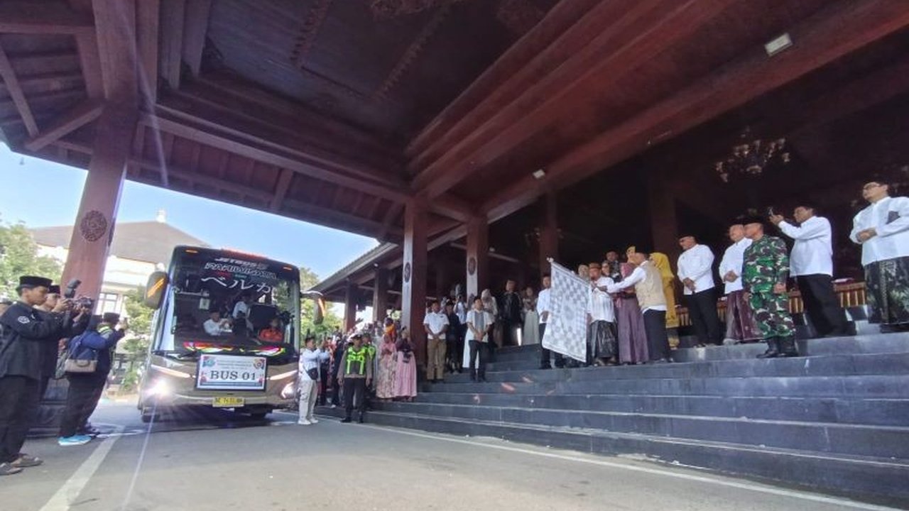 Sebanyak 554 calon haji asal Ponorogo mulai diberangkatkan dalam dua kloter menuju Asrama Haji Sukolilo Surabaya. Suasana haru mewarnai momen Pemberangkatan Calon Haji Ponorogo ini, menandai dimulainya perjalanan spiritual mereka.