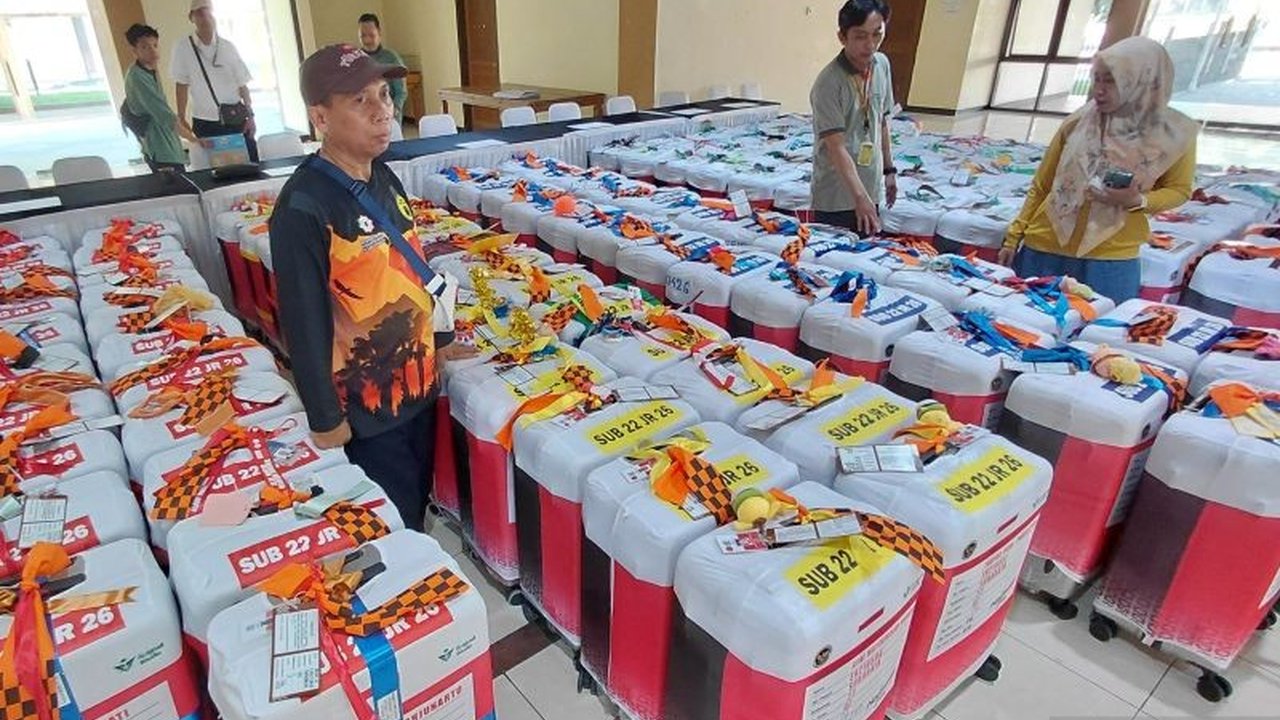 Sebanyak 230 koper JCH Madiun dan petugas diberangkatkan ke Asrama Haji Embarkasi Surabaya sehari sebelum keberangkatan jamaah, memastikan kelancaran proses pemeriksaan sebelum menuju Tanah Suci.