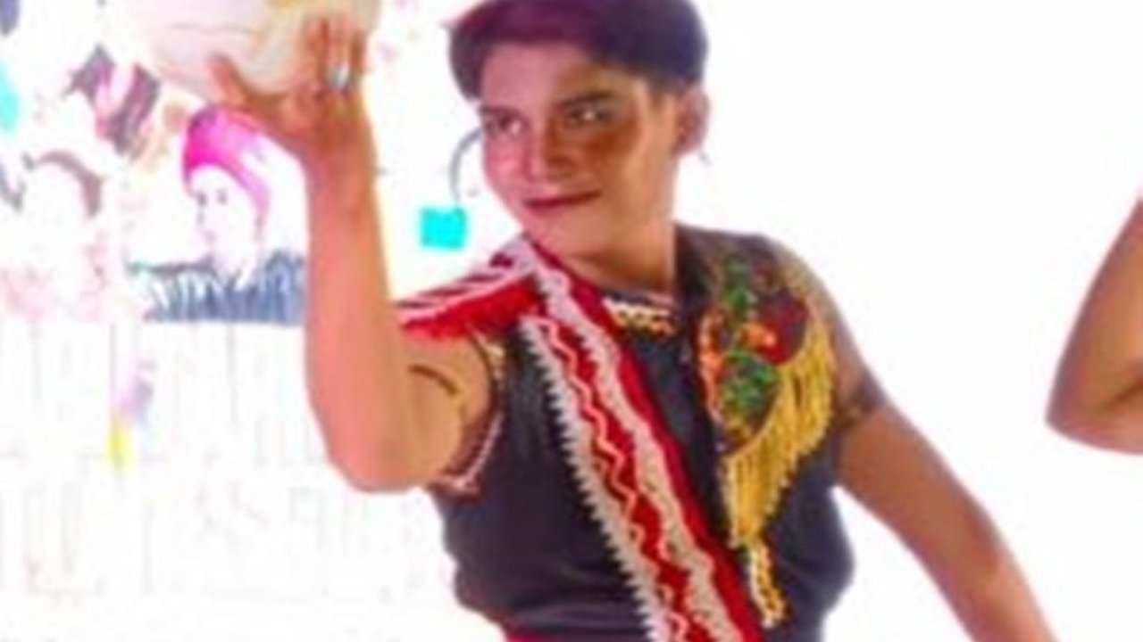 Pemerintah Provinsi Kalimantan Selatan (Kalsel) gencar melakukan pelestarian budaya Banjar dengan melibatkan generasi muda dan seniman, menunjukkan komitmen kuat dalam menjaga warisan kearifan lokal. Simak upaya strategis mereka!