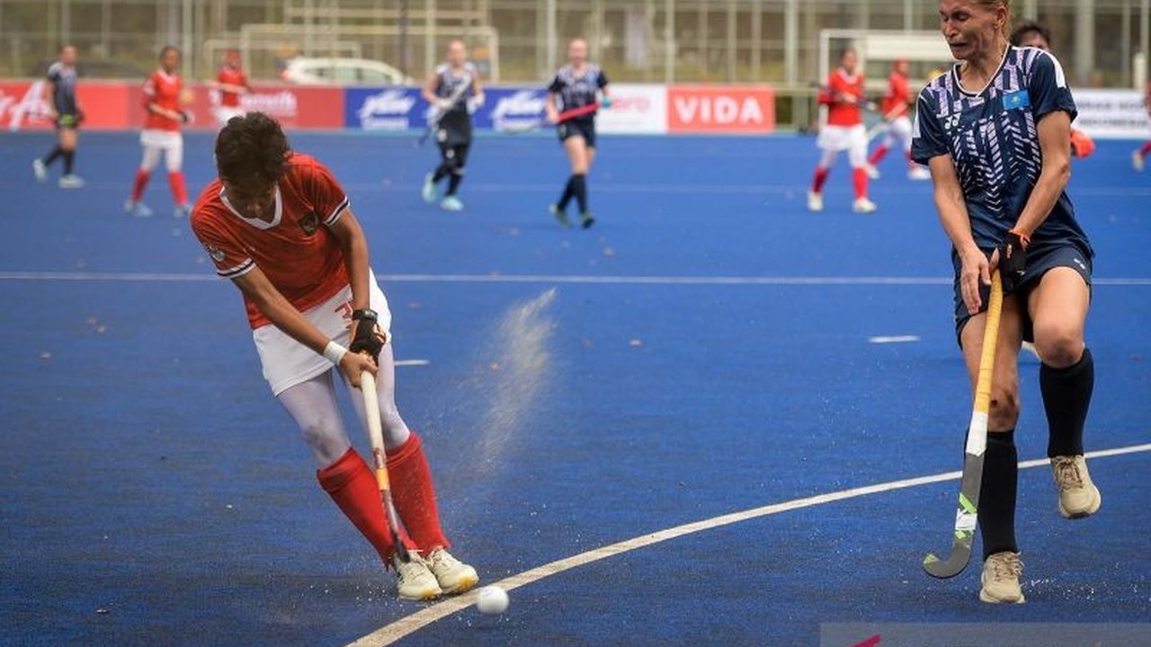 Timnas Hoki Putri Indonesia tampil perkasa dengan mengalahkan Singapura 2-0, memastikan posisi puncak klasemen Grup B Kualifikasi Hoki Putri AG 2026 dan melaju ke semifinal. Simak detail pertandingan sengit ini!