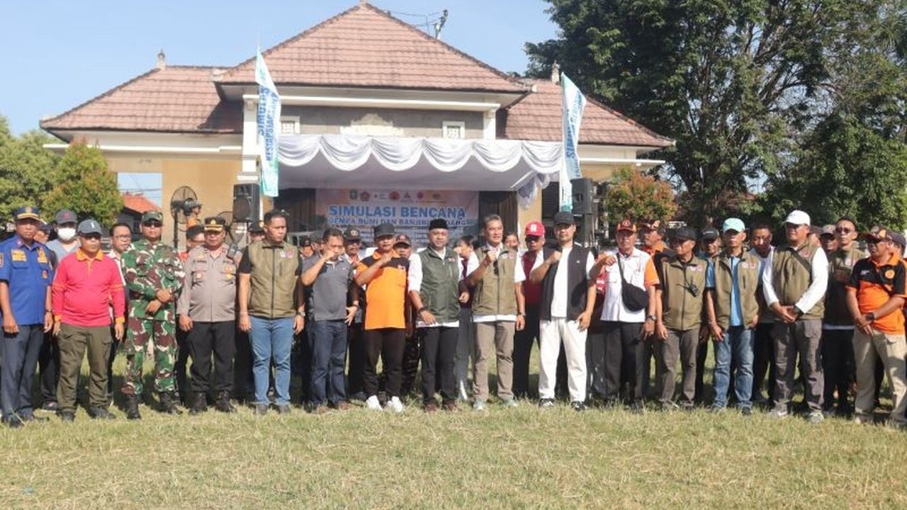 Ribuan warga Kecamatan Seririt, Buleleng, Bali, ikuti simulasi kesiapsiagaan bencana. Kegiatan ini bertujuan meningkatkan pemahaman dan respons cepat masyarakat terhadap potensi bencana di wilayah tersebut.