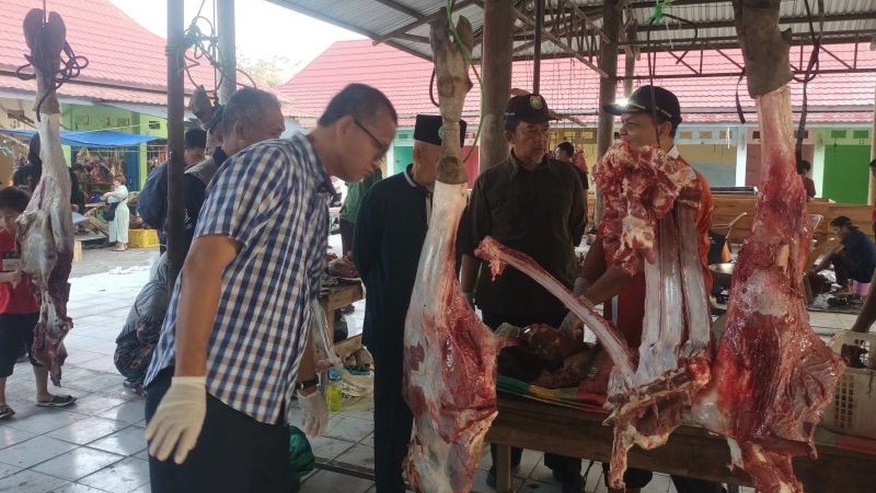 Dinas Pertanian Kabupaten OKU mengintensifkan pengawasan hewan kurban jelang Idul Adha 1447 H. Langkah ini dilakukan untuk mencegah penyebaran penyakit hewan dan menjaga keamanan pangan nasional.