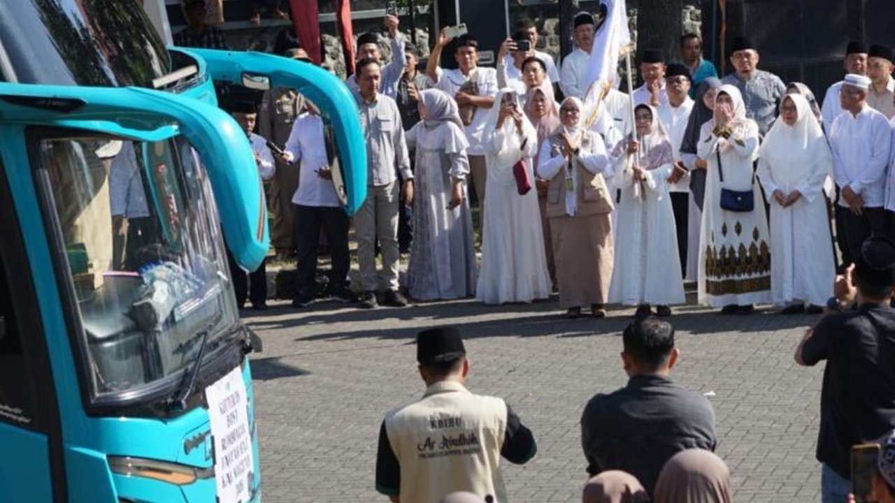 Bupati Magetan Nanik Endang secara resmi melepas 539 calon haji Magetan yang akan berangkat ke Tanah Suci, berharap semua jamaah dapat menunaikan ibadah dengan lancar dan mabrur.