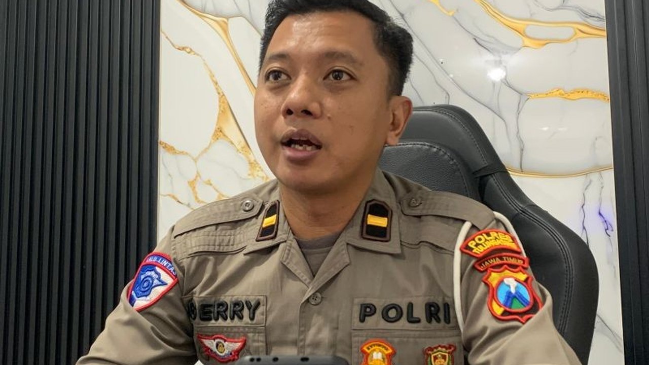 Angka Kecelakaan Lalu Lintas Tulungagung mencapai 357 kasus dalam empat bulan pertama 2026, menempatkan daerah ini di lima besar Jawa Timur. Tingginya angka ini didominasi oleh kelalaian pengendara dan kondisi jalan. Apa penyebab peningkatan drastis ini?