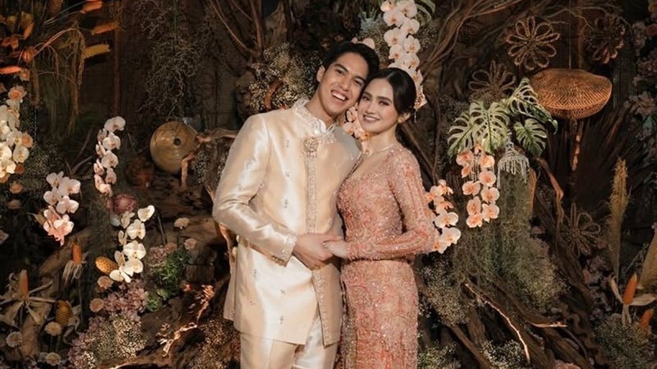 Prosesi akad nikah El Rumi dan Syifa Hadju berlangsung khidmat di Raffles Hotel Jakarta, Minggu, 26 April 2026. Mengusung adat Jawa, momen sakral ini penuh keanggunan dan kebahagiaan.