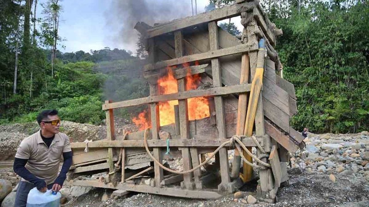 Tim gabungan Polres Pidie dan TNI menertibkan sejumlah tambang emas ilegal di kawasan Geumpang, Kabupaten Pidie, Aceh, sebagai upaya pencegahan dan penegakan hukum terhadap aktivitas penambangan tanpa izin.