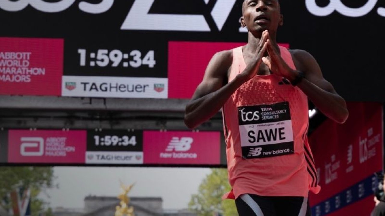 Pelari Kenya Sebastian Sawe mengukir sejarah baru dengan memecahkan rekor dunia maraton di London, menuntaskan balapan di bawah dua jam. Simak detail pencapaian luar biasa ini yang melampaui catatan waktu sebelumnya!