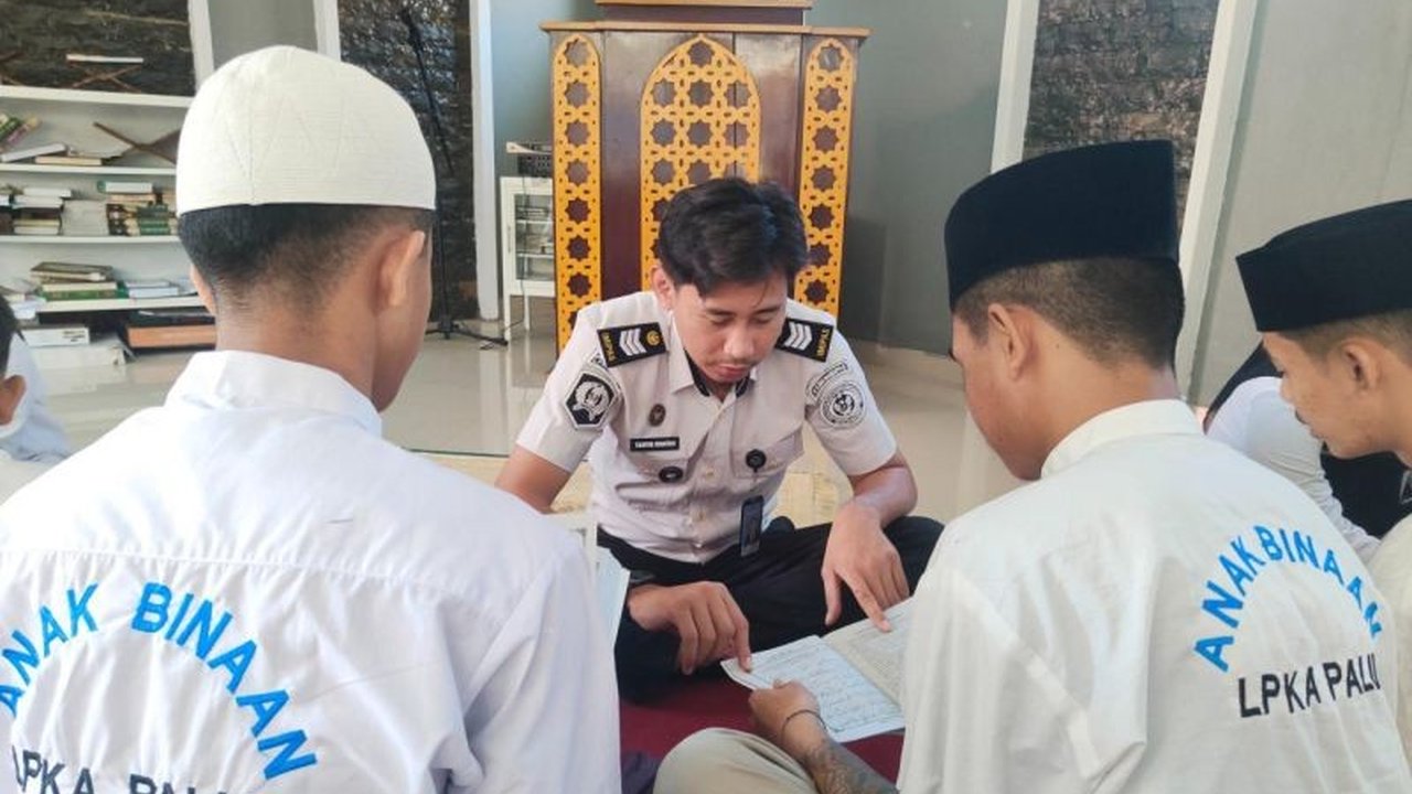 Ditjenpas Sulteng terus memperkuat pembinaan moral anak binaan LPKA Palu melalui program rohani. Inisiatif ini bertujuan membentuk karakter serta mempersiapkan mereka kembali ke masyarakat dengan pribadi yang lebih baik.