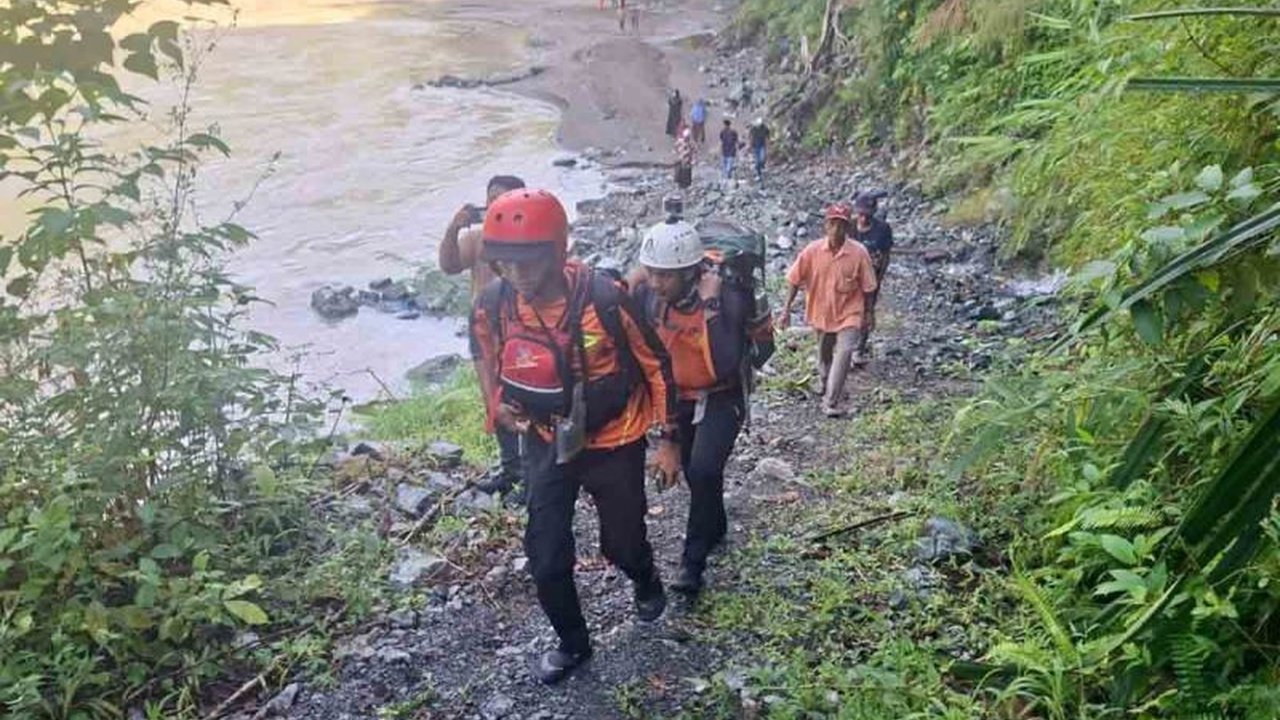 Tim SAR gabungan di Pidie terus melakukan pencarian intensif terhadap seorang warga yang terseret arus Sungai Krueng Inong. Simak kronologi dan upaya pencarian warga terseret arus Sungai Pidie selengkapnya.