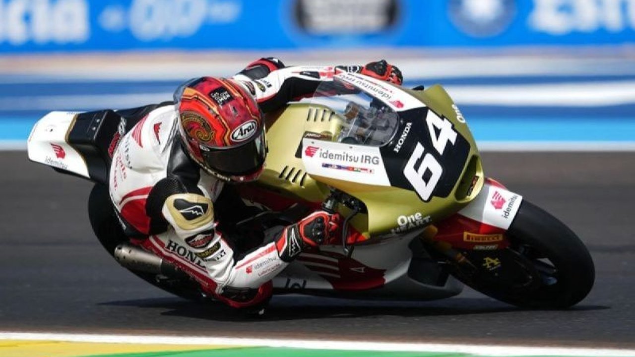 Pembalap muda Indonesia, Mario Aji, mengalami kecelakaan saat berjuang di Moto2 Spanyol 2026 di Sirkuit Jerez. Simak detail perjuangan dan insiden yang mengakhiri balapannya.
