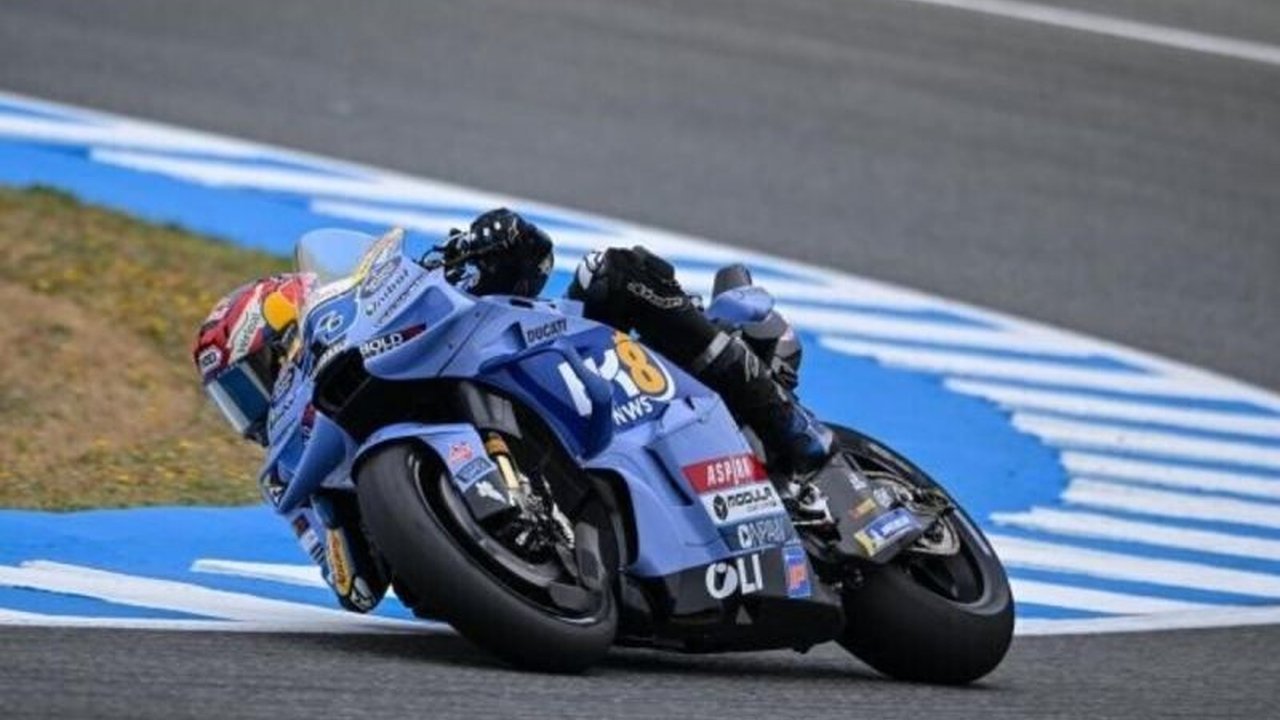 Alex Marquez berhasil meraih kemenangan dramatis di MotoGP Spanyol 2026, namun perayaan itu diwarnai insiden crash yang menimpa sang kakak, Marc Marquez, di awal balapan.