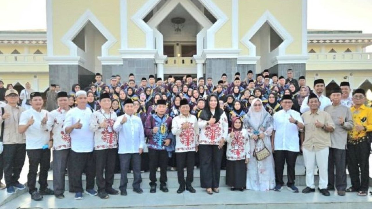 Pelepasan Haji Murung Raya secara resmi memberangkatkan 73 calon jemaah, termasuk yang termuda berusia 18 tahun dan tertua 69 tahun, menuju Tanah Suci. Simak detail perjalanannya yang penuh makna spiritual.