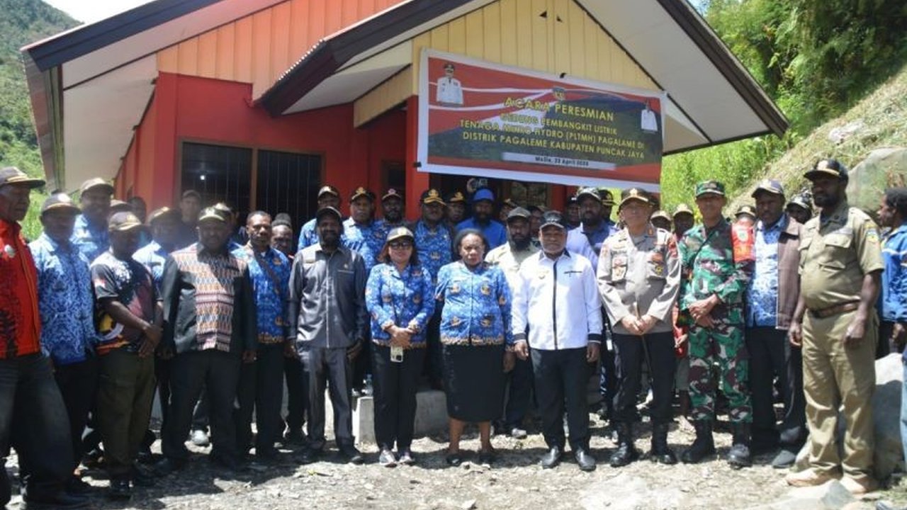 Bupati Puncak Jaya meresmikan Pembangkit Listrik Tenaga Mikro Hidro (PLTMH) Pagaleme, membawa harapan baru bagi masyarakat di wilayah terpencil dengan akses listrik yang merata dan berkelanjutan.