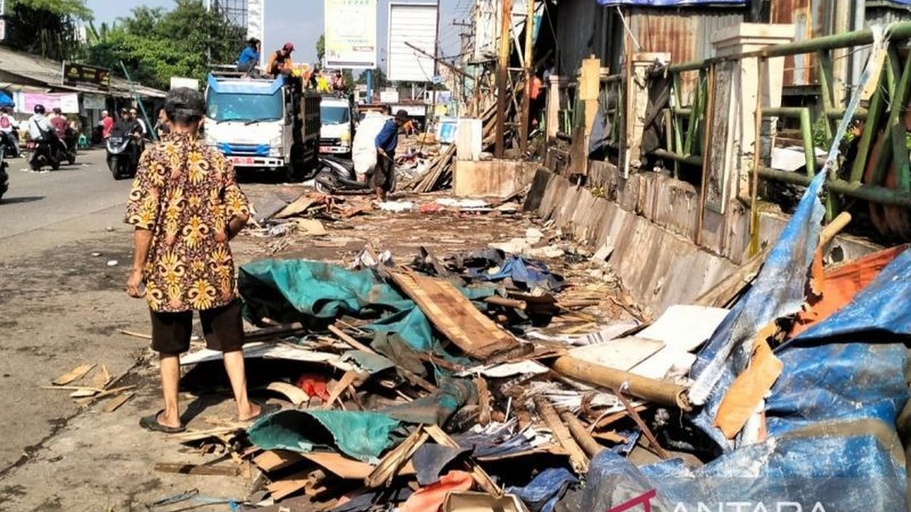 Pemerintah Kabupaten Bogor memulai penertiban bangunan liar di tujuh simpang jalur Puncak. Langkah ini merupakan upaya serius Pemkab Bogor untuk mengurai kemacetan kronis yang selama ini terjadi di kawasan wisata Puncak.