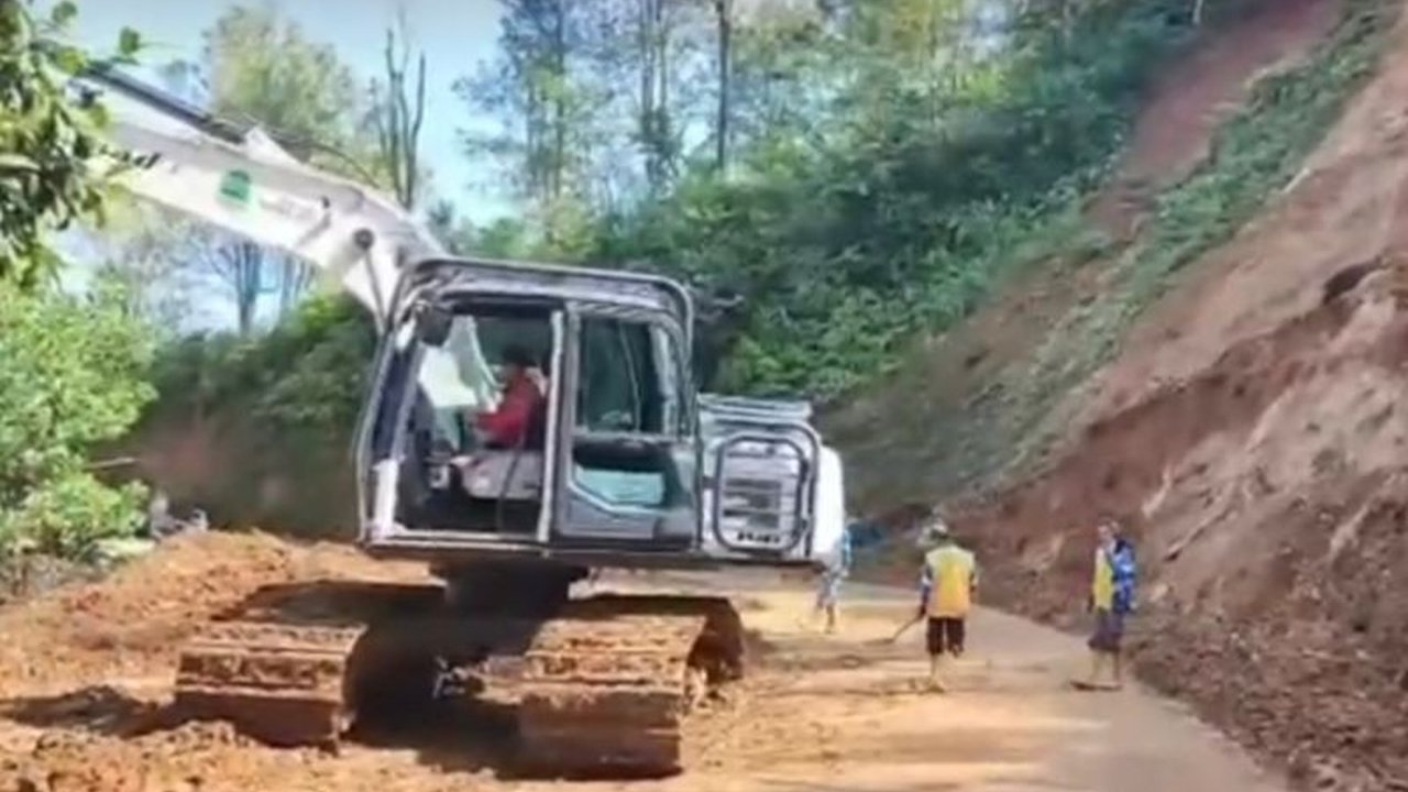Jalur Selatan Garut Normal kembali setelah sempat ditutup akibat longsor di Bungbulang. Pengendara diimbau tetap waspada potensi longsor susulan.
