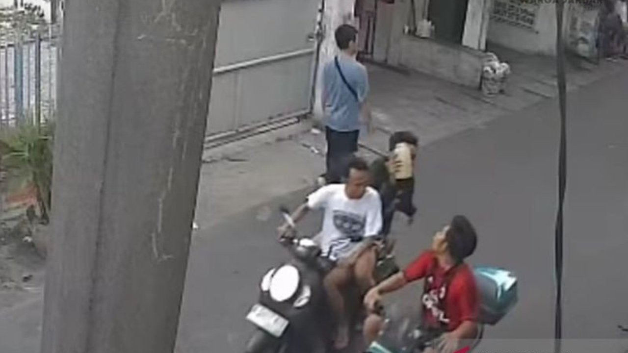Seorang pria jadi korban penyiraman air keras di Cengkareng oleh dua orang tak dikenal pada Minggu sore. Insiden terekam video viral, polisi buru pelaku.
