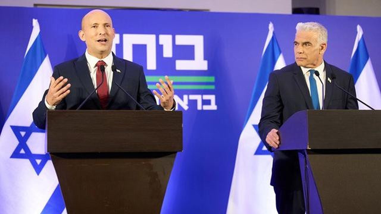Mantan Perdana Menteri Israel Naftali Bennett (kiri) dan Yair Lapid menggelar konferensi pers di Herzliya, Israel, Minggu (26/4/2026), untuk mengumumkan bahwa partai mereka akan maju dalam pe