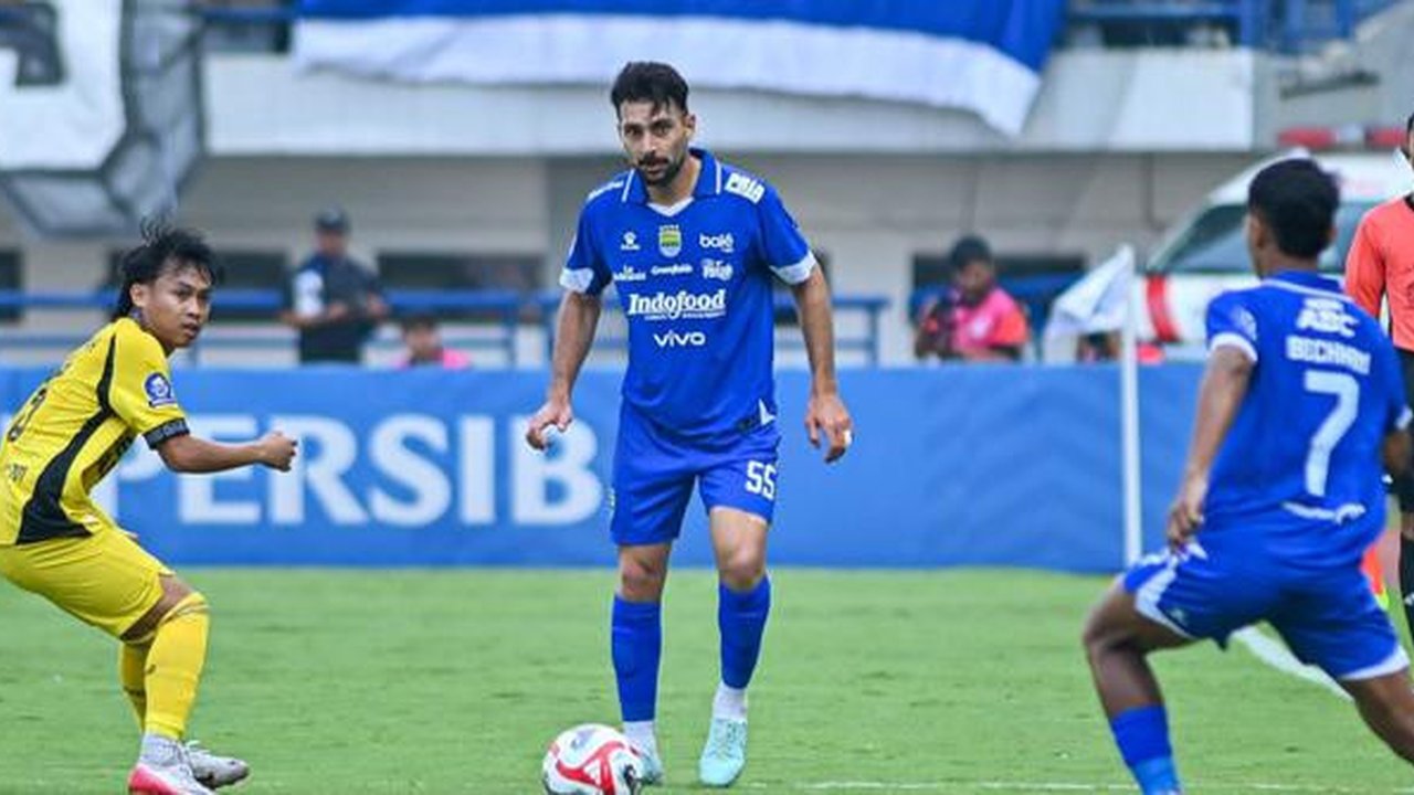 Aksi pemain Persib Bandung, Frans Putros, pada laga BRI Super League 2025/2026 (Dok. I.League)