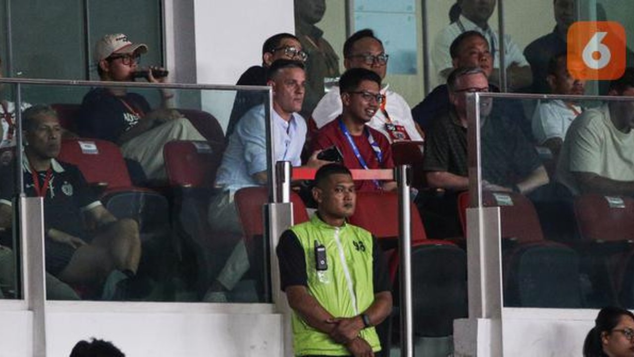 Pelatih kepala Timnas Indonesia, John Herdman didampingi analis video, Dzikry Lazuardi hadir dalam laga pekan ke-30 BRI Super League 2025/2026 antara Persija melawan Persis di Stadion Utama G