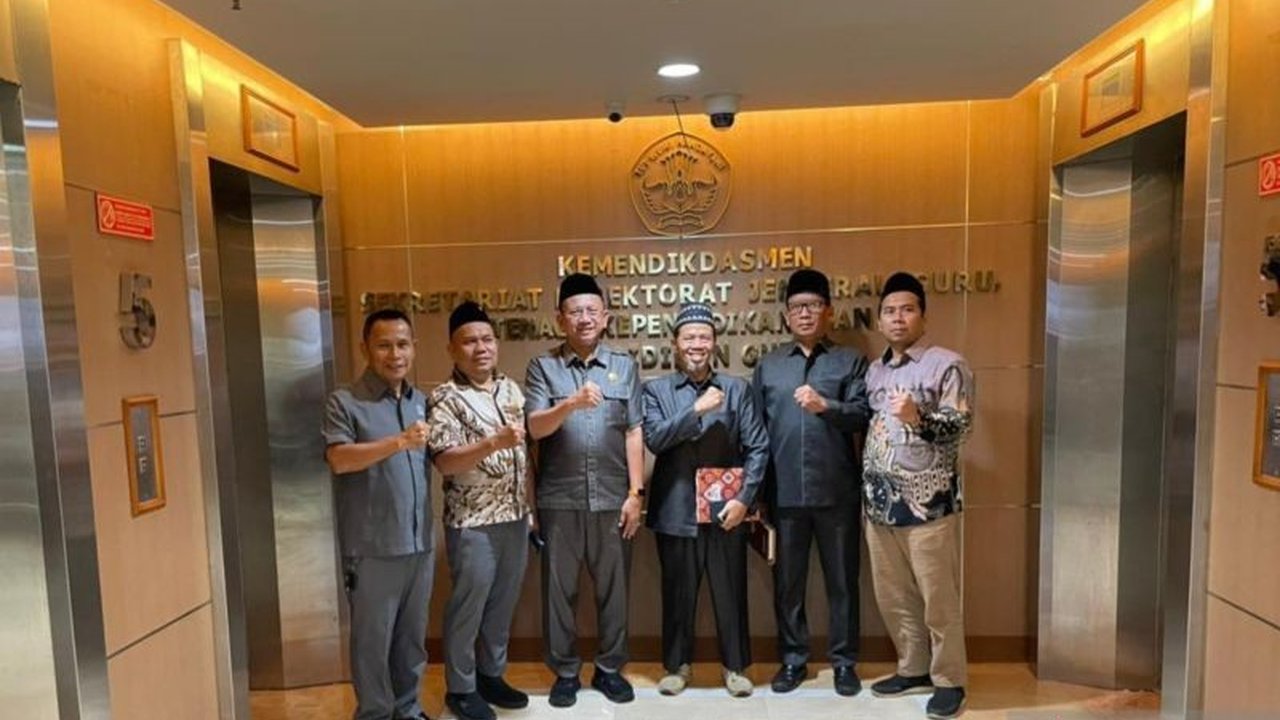 Dewan Perwakilan Rakyat Daerah (DPRD) Kabupaten Bekasi membentuk Satgas Perlindungan Guru dan Tenaga Kependidikan, sebuah terobosan yang diapresiasi secara nasional untuk menjamin rasa aman para pendidik.