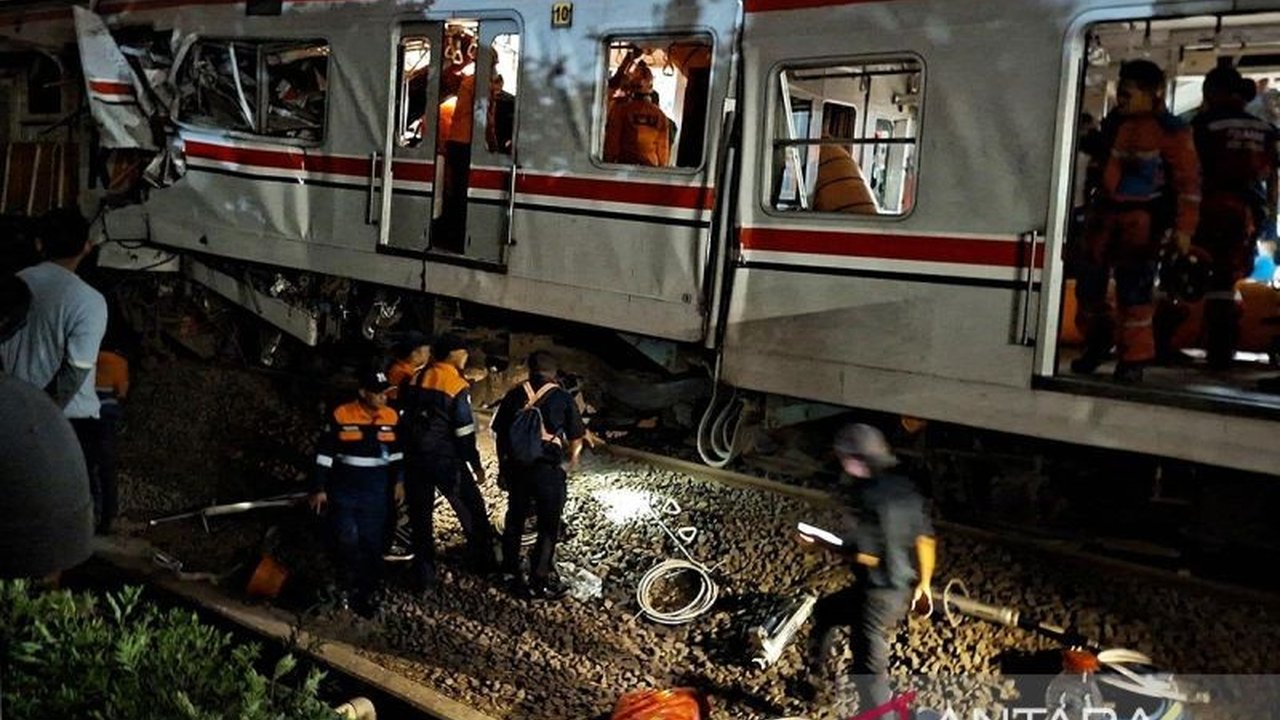 Basarnas fokus evakuasi penumpang KRL terjepit akibat tabrakan dengan KA Argo Bromo Anggrek di Stasiun Bekasi Timur, menelan korban jiwa dan luka-luka.