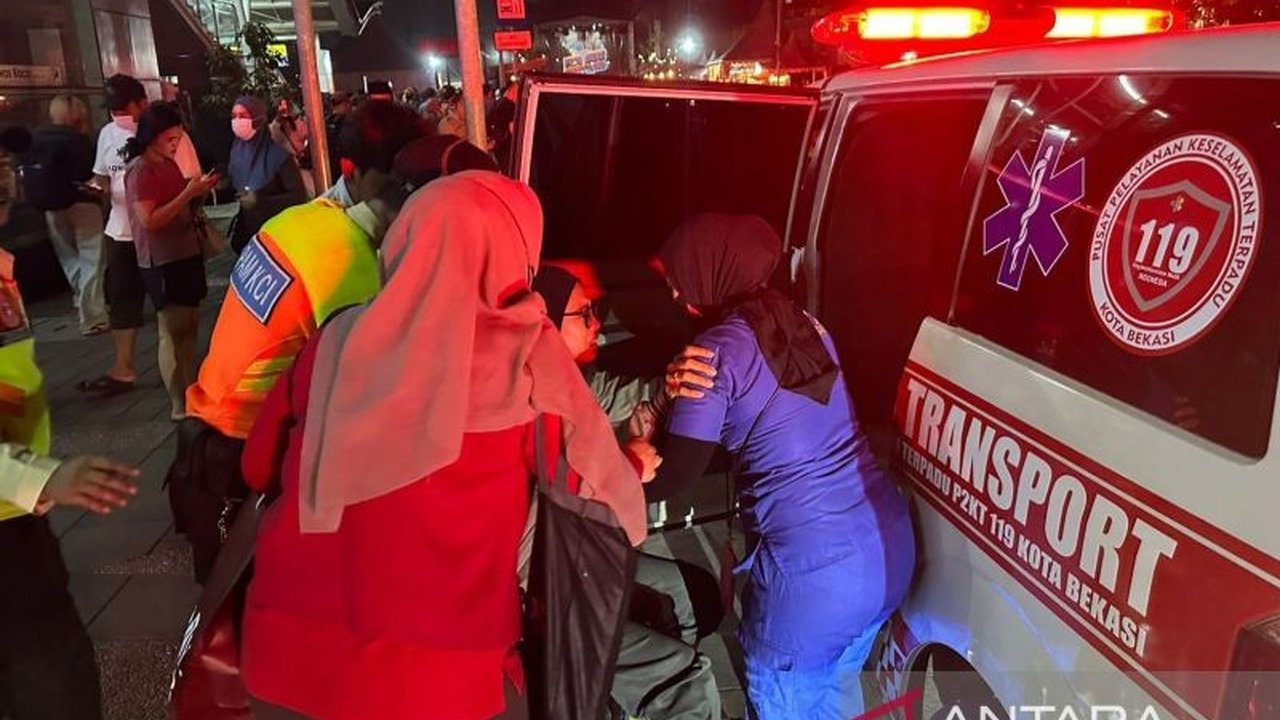 Insiden tabrakan kereta api di Stasiun Bekasi Timur pada Senin malam menyebabkan puluhan korban luka. Sebagian korban tabrakan kereta Bekasi masih terjepit dan dalam proses evakuasi.