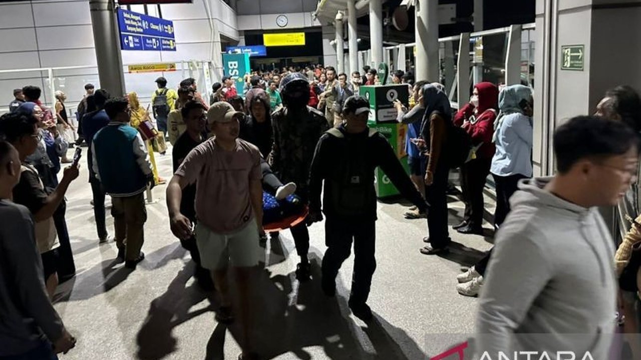 Insiden tabrakan kereta di Stasiun Bekasi Timur mengejutkan banyak pihak. PT KAI memastikan seluruh korban Kecelakaan Kereta Bekasi mendapatkan penanganan maksimal, melibatkan berbagai pihak untuk evakuasi dan perawatan medis.