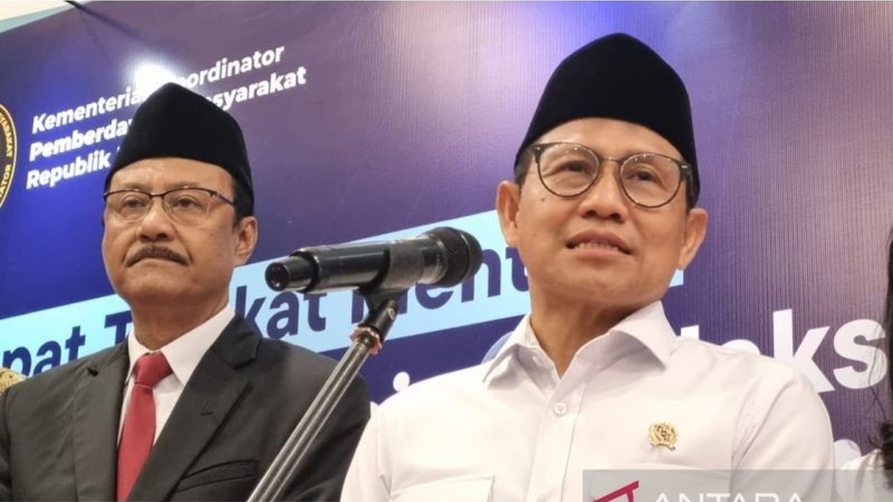 Menko Muhaimin Iskandar meminta masyarakat bersabar terkait strategi pengentasan kemiskinan yang sedang berjalan, dengan fokus utama pada kelompok miskin ekstrem dan miskin.