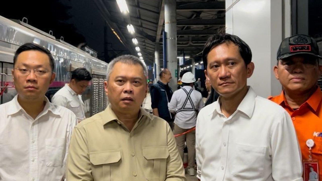 Menteri Perhubungan Dudy Purwagandhi dan Dirut PT KAI Bobby Rasyidin turun langsung mengawal proses evakuasi korban Tabrakan Kereta Bekasi Timur, memastikan penanganan cepat dan penyelamatan optimal.
